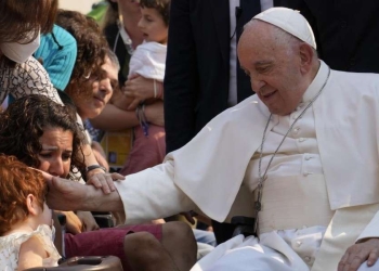 Papa Francesco alla Gmg di Lisbona (LaPresse)