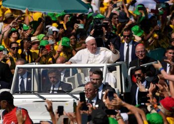 Papa Francesco in mezzo ai giovani a Lisbona (LaPresse)