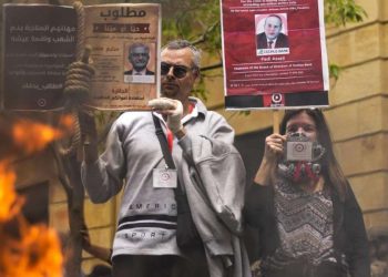 Beirut: protesta contro le banche, accusate di trattenere i risparmi dei depositanti (LaPresse)