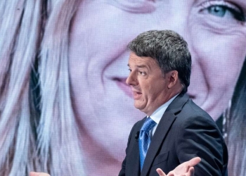 Matteo Renzi (Iv), sullo sfondo Giorgia Meloni (LaPresse)