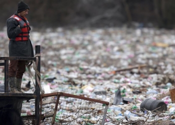 Serbia - Operai operazioni di pulizia del fiume Lim vicino a Priboj (Foto: 2023, LaPresse)