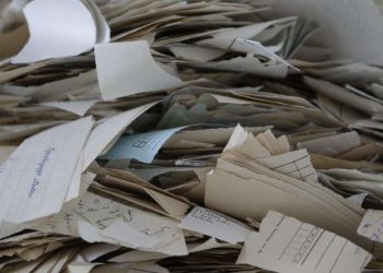 Vecchie carte della Stasi (LaPresse)