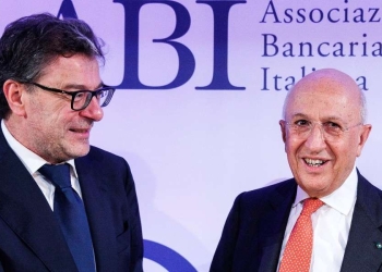 Il ministro dell'Economia Giorgetti e il Presidente dell'Abi Patuelli (Lapresse)