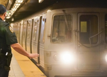 Nella "subway" di New York (LaPresse)