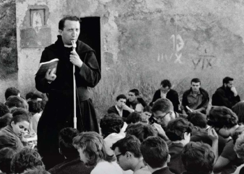 Don Giussani a Varigotti nel 1965. Foto di Elio Ciol (Ed. Studium)