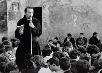 Don Giussani a Varigotti nel 1965. Foto di Elio Ciol (Ed. Studium)