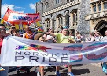 Norwich pride, tamponi con sangue mestruale sulla folla