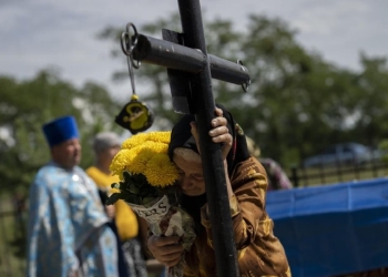 Nadija, nonna del soldato ucraino Oleksander Mykhailenko, morto in battaglia nella regione di Kharkiv, sul luogo della sua sepoltura (LaPresse)