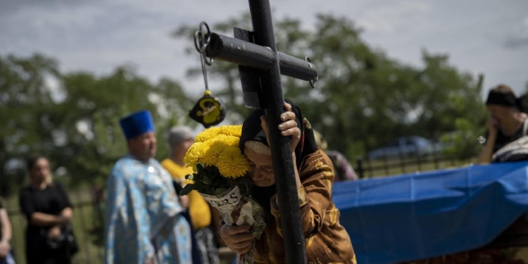 Nadija, nonna del soldato ucraino Oleksander Mykhailenko, morto in battaglia nella regione di Kharkiv, sul luogo della sua sepoltura (LaPresse)