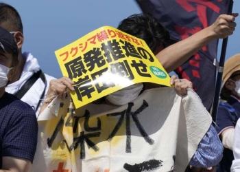 Protesta in Giappone contro lo sversamento in mare delle acque di Fukushima (LaPresse)