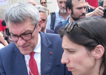 Maurizio Landini, segretario della Cgil, con Elly Schlein, segretaria del Pd (LaPresse)