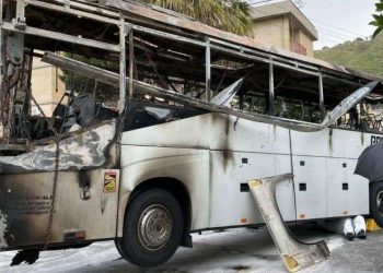 Pozzuoli: le operazioni di rimozione del bus dal cancello del Comune (Twitter)