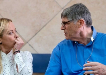 Giorgia Meloni, presidente del Consiglio, con don Patriciello a Caivano (LaPresse)