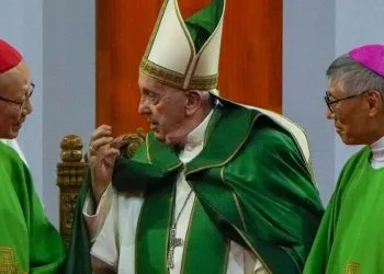 Papa Francesco con il card. John Tong Hon (a sin.) e il cardinale eletto Stephen Chow (LaPresse)