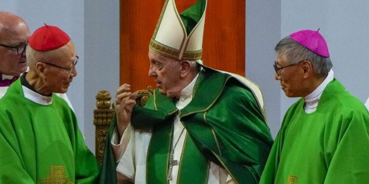 Papa Francesco con il card. John Tong Hon (a sin.) e il cardinale eletto Stephen Chow (LaPresse)