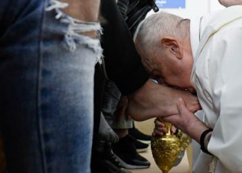 Papa Francesco con i detenuti del carcere minorile di Casal del Marmo (LaPresse)