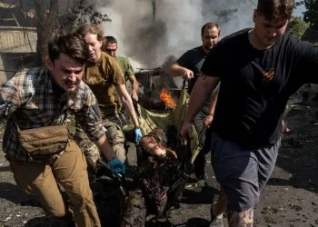 Personale paramedico in azione dopo un attacco russo nel mercato di Kostiantynivka (LaPresse)