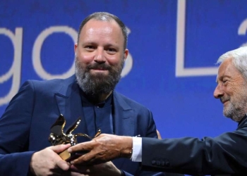Il Leone d'Oro per il miglior film "Poor Things" va a Yorgos Lanthimos (LaPresse)
