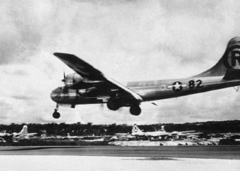 6 agosto 1945: il B29 "Enola Gay" atterra a Tinian. "Little Boy" metterà fine alla vita di 250mila persone (LaPresse)