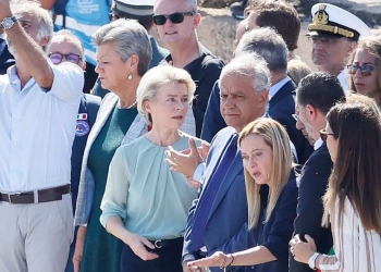 Ursula von der Leyen, Matteo PIantedosi e Giorgia Meloni a Lampedusa (LaPresse)