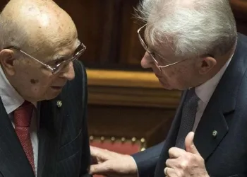 Giorgio Napolitano con Mario Monti (LaPresse)