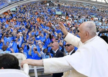 Papa Francesco a Marsiglia (LaPresse)