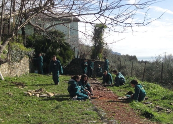 Studenti dell’Istituto Marsano al lavoro durante il progetto Parco didattico del giardino storico