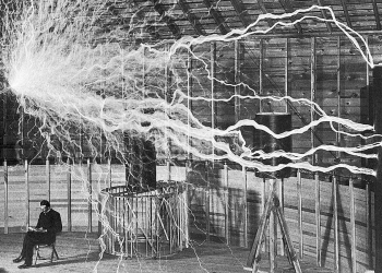 Tesla nel suo laboratorio di Colorado Springs