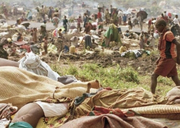 Montagne di cadaveri a Goma, Congo, allora Zaire, nel 1994 (LaPresse)