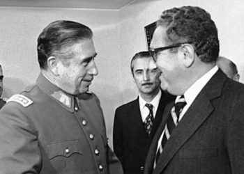 Il generale Pinochet stringe la mano a Henry Kissinger nel 1976 (foto da Wikipedia, Ministerio de Relaciones Exteriores de Chile)