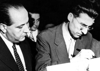 A d. nella foto, Cesare Pavese (1908-1950) (LaPresse)