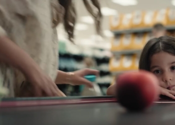 Un fermo immagine dello spot Esselunga (foto da Youtube)