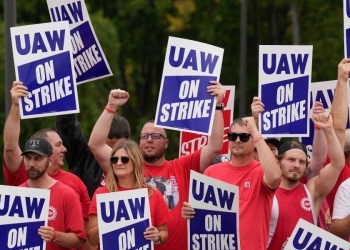 I lavoratori aderenti allo Uaw in sciopero (Lapresse)