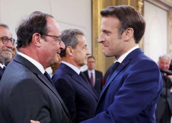 L'ex presidente francese François Hollande con l'allora rieletto presidente Emmanuel Macron, nel 2022 (LaPresse)