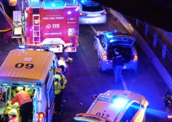 Pullman precipita da cavalcavia a Mestre: i soccorsi sul luogo dello schianto (LaPresse)