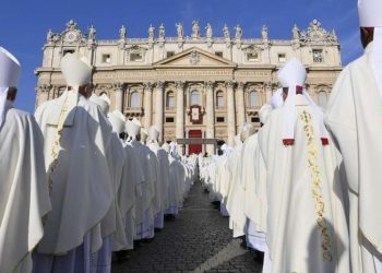 L'apertura del Sinodo dei vescovi (LaPresse)