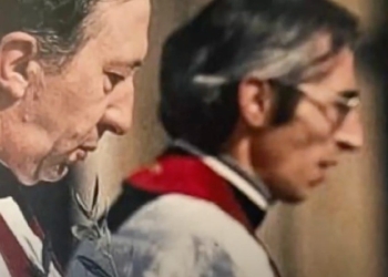 Don Luigi Giussani (a sin.) insieme a don Pino De Bernardis (1933-2023)