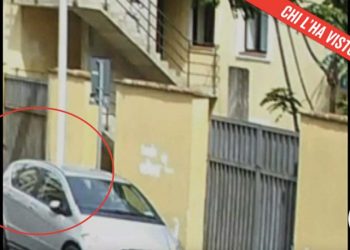 Ultima immagine di Kata sulle scale dell'Astor e dettaglio della persona sconosciuta evidenziata nel cerchio (Foto: Chi l'ha visto?)