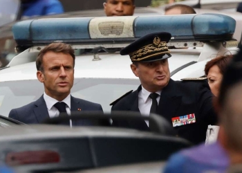 Emmanuel Macron arriva nella Scuola Gambetta di Arras, Francia (LaPresse)