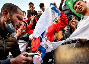 Manifestanti musulmani bruciano la bandiera di Israele a Milano (LaPresse)