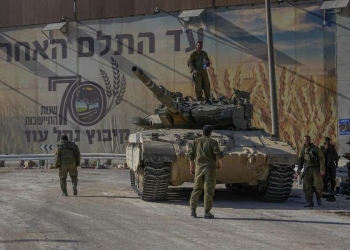 Soldati israeliani al confine con la Striscia di Gaza (Lapresse)