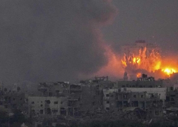 Gaza sotto il fuoco israeliano (LaPresse)