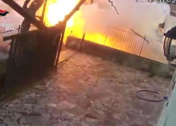 Bomba a Bacoli, esplode auto di finanziere (screen Youtube)