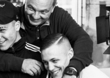 Don Claudio Burgio con due giovani (foto Festival della poesia e delle arti di Monza)