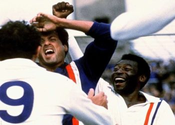 Sylvester Stallone e Pelé in una scena del film su Rete 4
