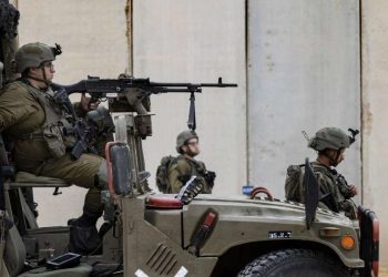 Soldati israeliani fuori dal muro che circonda la Striscia di Gaza (LaPresse)