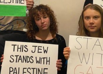 Greta Thumberg (a destra) ed altri attivisti di Fridays For Future (Instagram)