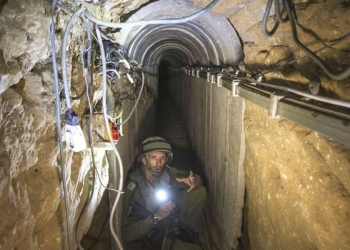 Un soldato dell'esercito israeliano in un tunnel di Hamas a Gaza (LaPresse)