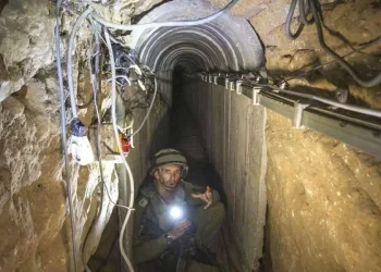 Un soldato dell'esercito israeliano in un tunnel di Hamas a Gaza (LaPresse)