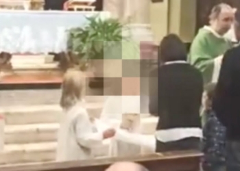 Bergamo, bambina distribuisce Comunione a messa